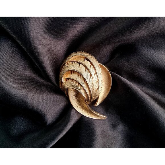 Vintage CROWN TRIFARI 1960s Signed Large Gold Toned Floral Leaf Swirl Brooch - Picture 2 of 7